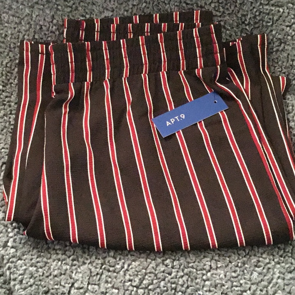 Pretty square pants with lines